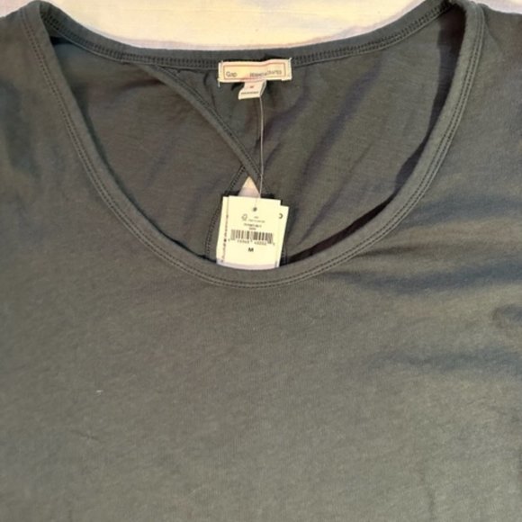 GAP Tee with Keyhole on Backside - Size M - NWT - Picture 2 of 9